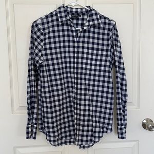 Button tee blue and white